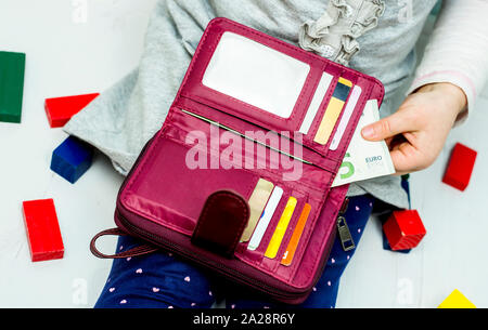 Junge erhält Zulage und Holding Geld. Kind hält Geld. Stockfoto