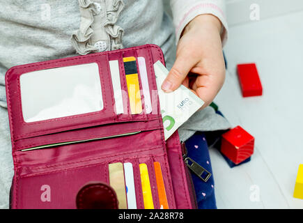 Junge erhält Zulage und Holding Geld. Kind hält Geld. Stockfoto