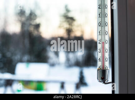 Kaeltewelle in Europa im Winter. Im alten Stil Außenthermometer zeigt -18 Grad kalt. Stockfoto
