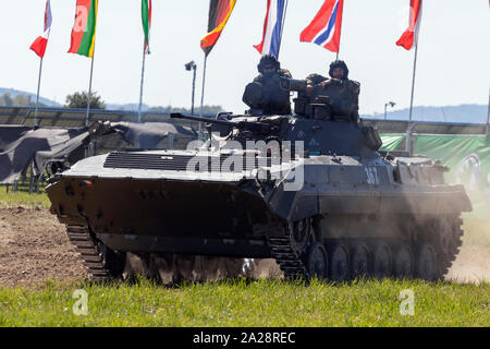 OSTRAVA, tschechische Republik - 22 September, 2019: NATO-Tage. BVP-2 Kettenfahrzeug der tschechischen Streitkräfte führt eine Demonstration. Stockfoto
