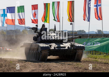 OSTRAVA, tschechische Republik - 22 September, 2019: NATO-Tage. Alte russische T-72 Panzer der tschechischen Streitkräfte fährt unter der Flagge der NATO-Staaten. Stockfoto