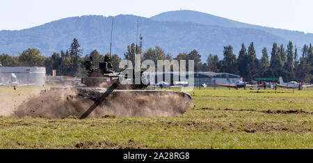 OSTRAVA, tschechische Republik - 22 September, 2019: NATO-Tage, Kampf um den Flughafen. Alte russische T-72 tank Geschwindigkeiten auf dem Schlachtfeld, durch einen Sturm folgte Stockfoto
