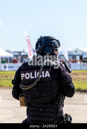OSTRAVA, tschechische Republik - 21 September, 2019: NATO-Tage. Dynamische Anzeige der Polizei der Tschechischen Republik. Agent in Schwarz taktische Ausrüstung, mit der Waffe in der Hand, eine offene Abdeckungen Stockfoto