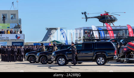 OSTRAVA, tschechische Republik - 21 September, 2019: NATO-Tage. Neu vereidigten Beamten der Tschechischen Polizei leisten einen Eid. Neue Fahrzeuge übergeben. Stockfoto
