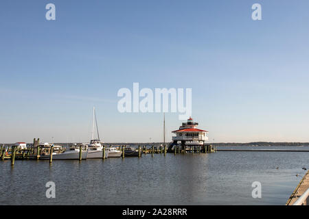 Choptank Fluss Leuchtturm Replik in der Marina von Cambridge, Maryland mit Touristen. Stockfoto