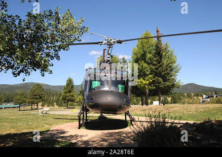 Eine Bell UH 1 Hubschrauber, besser als 'Huey', auf dem Display an der Vietnam Veterans Memorial State Park in der Nähe von Angel Fire, New Mexiko bekannt. Stockfoto