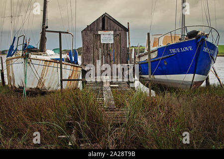 Wahre Liebe, günstig mit einem zweiten Yacht auf dem Fluss Wyre an Skippool Creek Stockfoto