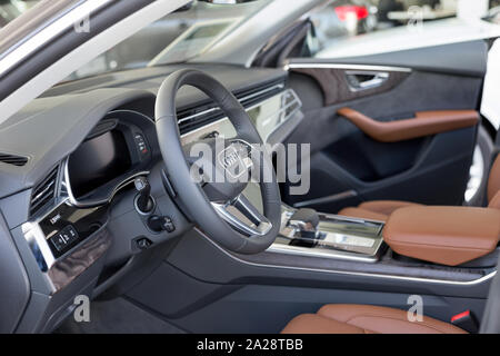 Russland, Izhevsk - September 11, 2019: Audi Showroom. Innenraum der neue Q8 Quattro mit Automatikgetriebe. Auf der ganzen Welt bekannt. Moderne Transport Stockfoto