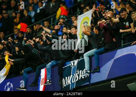 Manchester, Großbritannien. 01 Okt, 2019. Dinamo Zagreb Fans während der UEFA Champions League Gruppe C Spiel zwischen Manchester City und Dinamo Zagreb an der Etihad Stadium am 1. Oktober 2019 in Manchester, England. (Foto von Daniel Chesterton/phcimages.com) Credit: PHC Images/Alamy leben Nachrichten Stockfoto