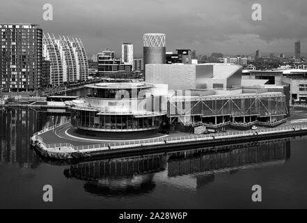 Blick aus dem Imperial War Museum North, über den Manchester Ship Canal, The Lowry, Salford Quays, Manchester, UK Stockfoto