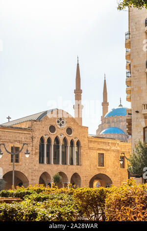 Saint Georges maronitische Kathedrale und Mohammad Al-Amin Moschee im Hintergrund im Zentrum von Beirut, Libanon Stockfoto