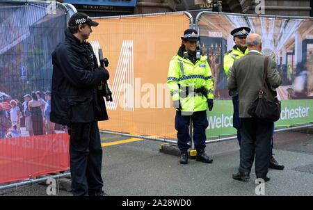 Polizisten an einem der Eingänge zum Parteitag der Konservativen Partei, 2019 in Manchester, Großbritannien, am Tag 3. Stockfoto