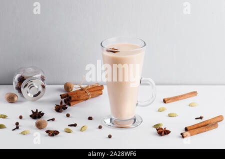 Masala Chai oder gewürzt Kaffee im Glas Schale mit frischen Ingwer, Kardamom, Zimt, Nelken, Sternanis, die Sie bringen Komfort und Wärme. Ansicht von oben. Stockfoto