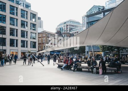 London, Großbritannien - 7 September, 2019: die Menschen Wandern und Entspannen außerhalb Spitalfields Market, eine der schönsten Hallen in London mit Ständen Stockfoto