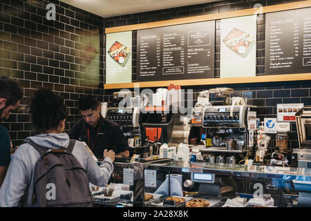 London, Großbritannien - 07 September, 2019: Barista Kunden innen Pret a Manger, einem beliebten internationalen Sandwich Shop Kette, die in Großbritannien ansässig ist und h Stockfoto