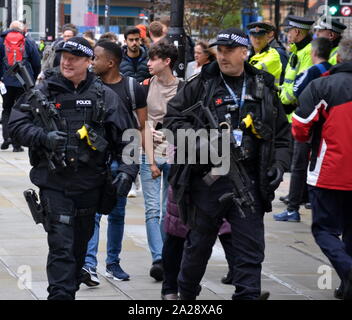 Bewaffnete Polizisten vor dem Parteitag der Konservativen Partei, 2019 in Manchester, Großbritannien, am Tag 3. Die Konferenz hat einen massiven Polizeiaufgebot und feste Sicherheit gesehen. Stockfoto