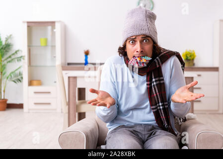 Junger Mann Leiden von der Grippe zu Hause Stockfoto