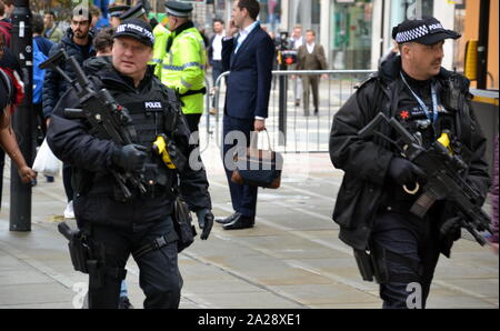 Bewaffnete Polizisten vor dem Parteitag der Konservativen Partei, 2019 in Manchester, Großbritannien, am Tag 3. Die Konferenz hat einen massiven Polizeiaufgebot und feste Sicherheit gesehen. Stockfoto