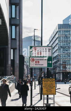 London, UK, September 7,2019: Leute, Ultra Low Emission Zone (ULEZ) und City-maut-Zeichen auf einer Straße in London. ULEZ wurde eingeführt Stockfoto