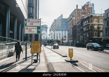 London, UK, September 7,2019: Leute, Ultra Low Emission Zone (ULEZ) und City-maut-Zeichen auf einer Straße in London. ULEZ wurde eingeführt Stockfoto