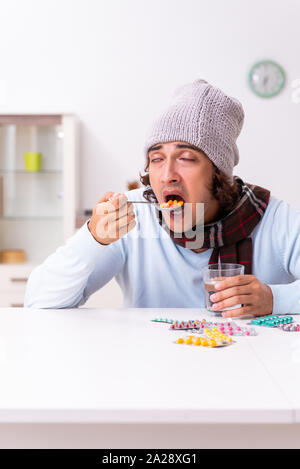 Junger Mann Leiden von der Grippe zu Hause Stockfoto