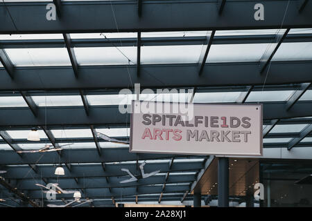 London, Großbritannien - 07 September, 2019: Kunst markt Banner in Spitalfields Market, einem der schönsten viktorianischen Markthallen in London mit Ständen von Stockfoto