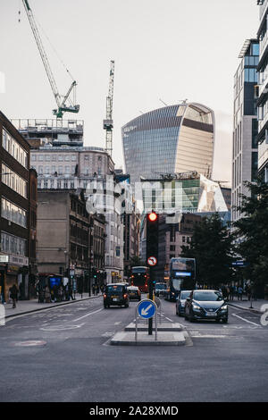 London, Großbritannien - 8 September, 2019: Autos auf einer Straße in Aldgate, London, 20 Fenchurch Street, wie ein Walkie Talkie und ein Haus der Sky Garden bekannt, auf Stockfoto