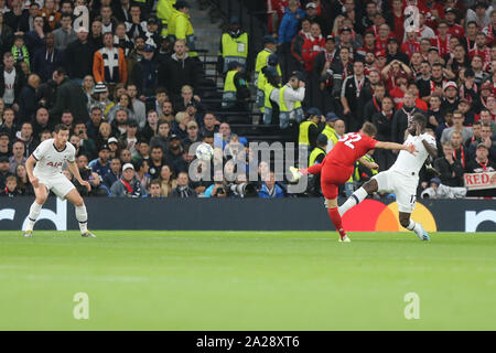 London, Großbritannien. 01 Okt, 2019. Joshua Kimmich von Bayern München Kerben erste Ziel seiner Seite während der UEFA Champions League Gruppe B Übereinstimmung zwischen den Tottenham Hotspur und dem FC Bayern München an der Tottenham Hotspur Stadion. Credit: Mark Hawkins/Alamy leben Nachrichten Stockfoto