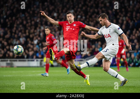 London, Großbritannien. 01 Okt, 2019. Fussball: Champions League, Tottenham Hotspur - FC Bayern München, Gruppenphase, Gruppe B, 2. Spieltag bei Tottenham Hotspur Stadion. Robert Lewandowski vom FC Bayern München (l) und Jan Vertonghen Tottenham im Duell um den Ball. Credit: Matthias Balk/dpa/Alamy leben Nachrichten Stockfoto