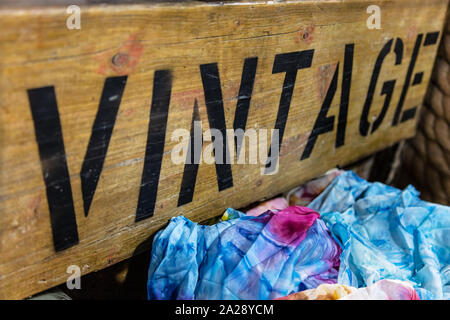 Holzschild Werbung Vintage Kleidung für den Verkauf im Shop oder am Marktstand Stockfoto