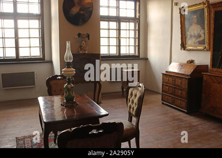 CASTA, SLOWAKEI - 31. AUGUST 2019: das Innere der mittelalterlichen Cerveny Kamen (Rot Stown) Schloss. Zimmer mit Tisch Stockfoto