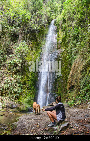 Touristische am schönen Wasserfall in Vilcabamba, Ecuador Stockfoto