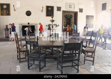 CASTA, SLOWAKEI - 31. AUGUST 2019: das Innere der mittelalterlichen Cerveny Kamen (Rot Stown) Schloss. Zimmer mit Tisch Stockfoto