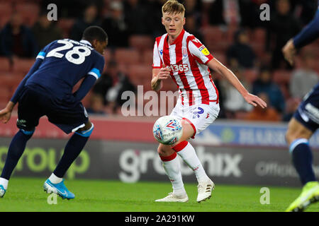 Stoke-on-Trent, Großbritannien. 01 Okt, 2019. Huddersfield Town defender Jaden Braun (28) Herausforderungen Stoke City Mittelfeldspieler Sam Clucas (22) Während der EFL Sky Bet Championship Match zwischen Stoke City und Huddersfield Town an der Bet365 Stadium, Stoke-on-Trent, England am 1. Oktober 2019. Foto von Jurek Biegus. Nur die redaktionelle Nutzung, eine Lizenz für die gewerbliche Nutzung erforderlich. Keine Verwendung in Wetten, Spiele oder einer einzelnen Verein/Liga/player Publikationen. Credit: UK Sport Pics Ltd/Alamy leben Nachrichten Stockfoto