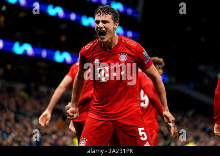 Bayern München Benjamin Pavard feiert als Teamkollege Robert Lewandowski (nicht im Bild) Kerben der Seite, das zweite Ziel des Spiels während der UEFA Champions League Spiel bei Tottenham Hotspur Stadium, London. Stockfoto