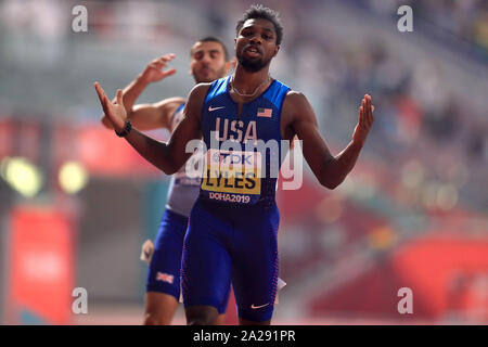 Die USA Noah Lyles feiert den Gewinn der Männer 200 m-Finale vor Großbritanniens Adam Gemili (Hintergrund), der vierte Tag fünf der IAAF Weltmeisterschaften am Khalifa International Stadium, Doha, Katar kam. Stockfoto