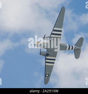 Dougles c 47 Dakota en Présentation au Salon du Bourget 2019. Vue du Dessous en Virage avec ses Bandes du Débarquement sur les plages de Normandie. Stockfoto