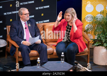 Bürgermeister Dee Margo von El Paso, TX (links) und Nan Whaley von Dayton, OH sprechen über Waffengewalt während einer Texas Tribune Festival in Austin. Beide Städte waren die Websites der tödlichen Massenerschießungen im August. Stockfoto