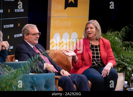 Bürgermeister Dee Margo von El Paso, TX (links) und Nan Whaley von Dayton, OH sprechen über Waffengewalt während einer Texas Tribune Festival in Austin. Beide Städte waren die Websites der tödlichen Massenerschießungen im August. Stockfoto