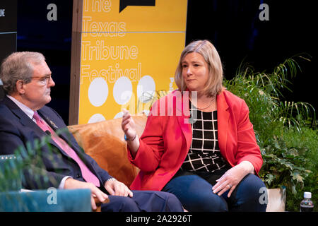 Bürgermeister Dee Margo von El Paso, TX (links) und Nan Whaley von Dayton, OH sprechen über Waffengewalt während einer Texas Tribune Festival in Austin. Beide Städte waren die Websites der tödlichen Massenerschießungen im August. Stockfoto