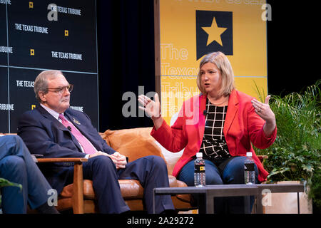 Bürgermeister Dee Margo von El Paso, TX (links) und Nan Whaley von Dayton, OH sprechen über Waffengewalt während einer Texas Tribune Festival in Austin. Beide Städte waren die Websites der tödlichen Massenerschießungen im August. Stockfoto