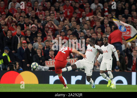 London, Großbritannien. 01 Okt, 2019. Joshua Kimmich des FC Bayern München (L) Kerben das erste Tor seines Teams. UEFA Champions League, Gruppe B übereinstimmen, Tottenham Hotspur v Bayern München an der Tottenham Hotspur Stadion in London am Dienstag, 1. Oktober 2019. Dieses Bild dürfen nur für redaktionelle Zwecke verwendet werden. Nur die redaktionelle Nutzung, eine Lizenz für die gewerbliche Nutzung erforderlich. Keine Verwendung in Wetten, Spiele oder einer einzelnen Verein/Liga/player Publikationen. Credit: Andrew Orchard sport Fotografie/Alamy leben Nachrichten Stockfoto