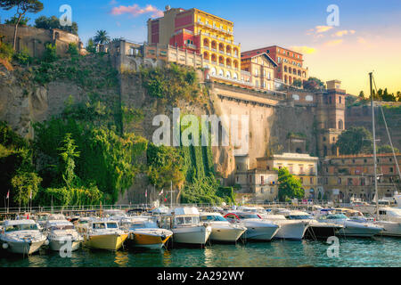 Blick auf die Bucht und Hafen in Sorrento. Küste von Amalfi, Kampanien, Italien Stockfoto