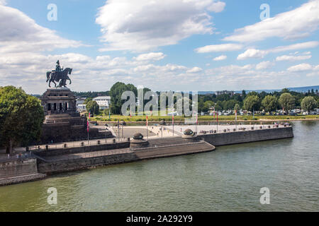 Koblenz, Deutsches Eck, Zusammenfluss von Mosel und Rhein, Seilbahn auf die Festung Ehrenbreitstein, über den Rhein, Deutschland Stockfoto