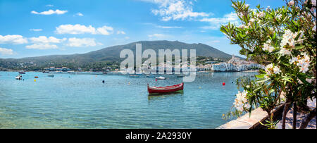 Panoramablick von Cadaques Resort Village auf Mittelmeerküste, Costa Brava, Katalonien, Spanien Stockfoto