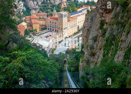Ansicht von oben aus der Seilbahn des berühmten Kloster Santa Maria de Montserrat in der Nähe von Barcelona. Katalonien, Spanien Stockfoto