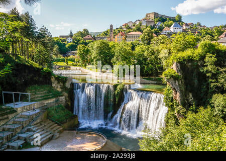 Die bosnische Stadt Jajce mit Wasserfällen am Fluss Pliva auf Jun.15.2016 Stockfoto