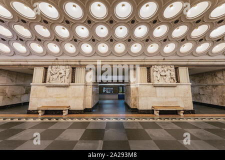 Moskau, Russland, 28. September 2019: Innenraum Elektrozavodskaya Metro Station. Als Teil der dritten Stufe der Moskauer U-Bahn gebaut und eröffnet am 15. Stockfoto