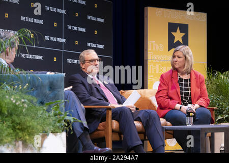 Austin, Texas, USA. 27 Sep, 2019. Der Journalist John Harwood von CNBC interviews Bürgermeister Dee Margo von El Paso, TX und Nan Whaley von Dayton, OH über Waffengewalt während einer Texas Tribune Festival session on Sept. 27, 2019. Beide Städte wurden Opfer von Massenerschießungen im August. Credit: Bob Daemmrich/ZUMA Draht/Alamy leben Nachrichten Stockfoto