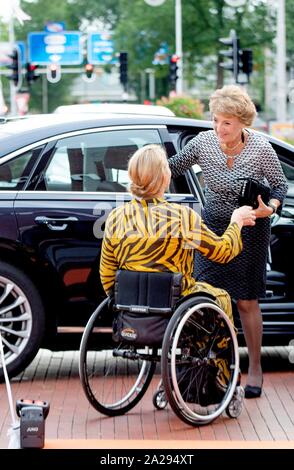 Amstelveen, Niederlande. 01 Okt, 2019. Prinzessin Margriet der Niederlande bei der Cobra Museum ankommt, am 01. Oktober 2019, die Ausstellung Wagen zu öffnen Der Esther Vergeer Foundation, um zu träumen, es fördert die Wahrnehmung von Kindern und jungen Menschen mit körperlichen Behinderungen Credit: Albert Nieboer/Niederlande/Point de Vue |/dpa/Alamy leben Nachrichten Stockfoto